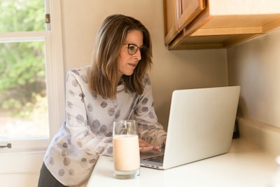 mom with laptop